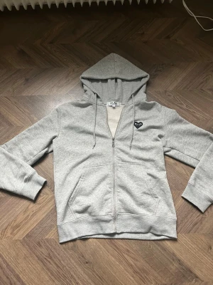 Comme des Garçons hoodie  - Säljer denna feta tröjan från COMME des garçons. Är i storlek S, helt ny typ, inga defekter alls. Tveka inte att köpa. Priset är inte hugget i sten och kan diskuteras vid intresse!