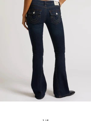 True religion jeans  - True religion jeans i modellen joey, bra skick förutom defekterna längst ner men inget som syns mycket. 