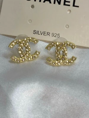 Guld CC örhängen  - Jättefina örhängen helt nya från förpackningen! Material i Sterling silver 925 rostfria ✨ Skickas inslaget i en liten presentpåse 🎁  Erbjuder snabb leverans postar inom 24 timmar