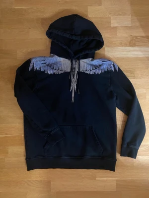 Marcelo Burlon Hoodie - Svart hoodie från Marcelo Burlon. Stilren o passar med allt. Endast använd ett par gånger och i mycket bra skick. Det är bara att fråga ifall du har någon fråga! 🙌🏻💫