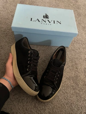 Lanvin skor  - Lanvins i fint skick utifrån innersulan som man ser på bild 4, men de är inget som märks av vid användning eller utseendemässigt. Hör av dig vid funderingar och pris kan diskuteras. Box tillhör ej dessa skor, så fås inte med.