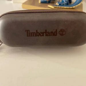 Timberland glasögonfodral - Brunt glasögonfodral från Timberland. I fint skick. Skickas spårbart med postnord, frakt tillkommer.