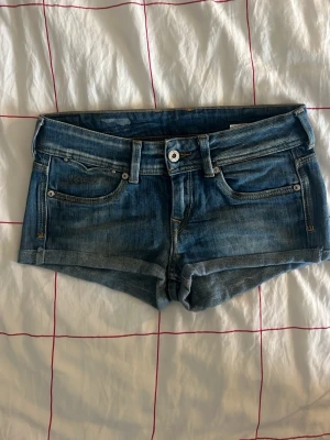 Low rise shorts - Säljer ett par ågmidjade shorts från Pepe jeans. Shortsen har en klassisk femficksmodell, uppvikta kanter och snygga fickor. Skriv privat för mer info, frågor eller bilder!