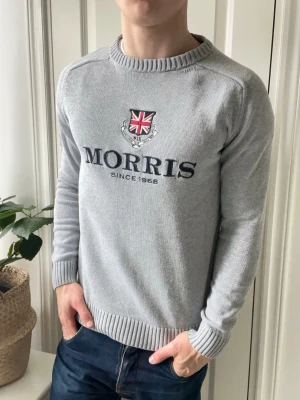 Morris stickad tröja - Morris stickad tröja, Inga defekter! Modellen i bilderna är 180 cm 75 kg och bär Storlek M, Kom med frågor! 🌟 (Kan gå ned i pris vid köp av paket 😉) 