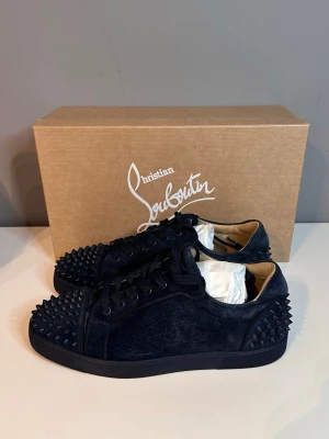 Christian louboutin skor - Christian louboutin skor | storlek 44 | skick 9/10 | allt og ingår samt kvitto från MYTHERSA | fraktar via valfrit ombud på köparens bekostnad | hör av dig vid funderingar 