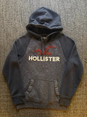 Hollister hoodie ~ sällsynt modell - Säljer en eftertraktad Hollister tröja i väldigt bra skick | storlek M (true size) och passar perfekt nu till våren. Kan även gå ner lite i pris vid snabb affär  Obs vid frågor tveka inte😊