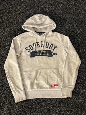 Superdry tröja ~ sällsynt modell - Säljer en eftertraktad Hollister tröja i bra skick, men några deffekter som visas! | storlek S (true size) och passar perfekt nu till våren. Kan även gå ner lite i pris vid snabb affär  Obs vid frågor tveka inte😊