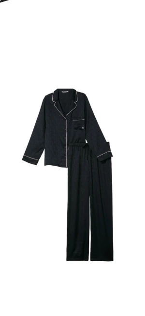 Svart VS pyjamaset  - Super snyggt svart pyjamasset från Victoria's Secret i storlek M. Har ett diskret mönster med VS-logga, rak passform och elastisk midja för extra komfort. Materialet är glansigt satin i mycket bra skick. Nästan aldrig använd då den är för stor.