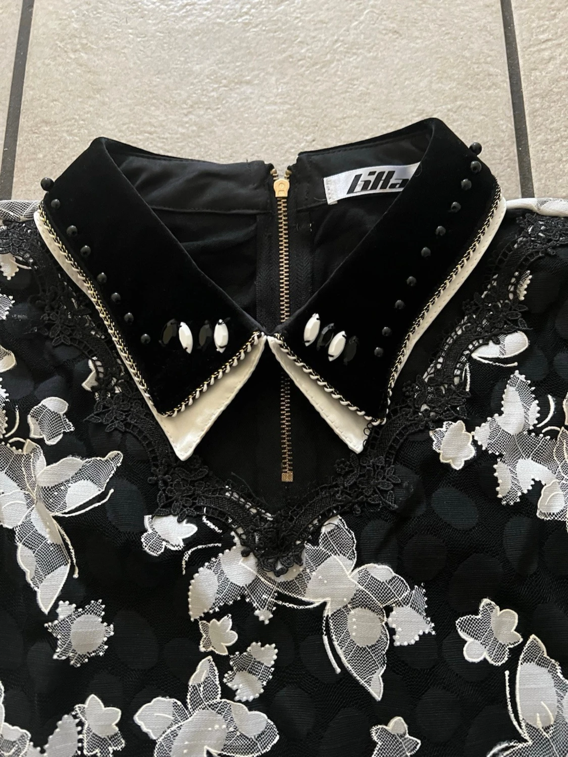 Svart blus med spets och pärlor storlek M