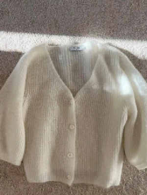 Söt kofta💖💖 - Pris kan diskuteras ( bilderna är från förra ägaren) . Sitter som Xs - S  