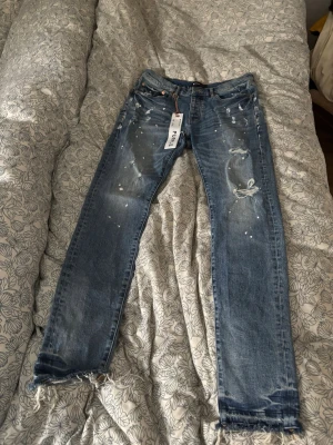 Purple brands jeans - Riktigt snygga Purple brand jeans. Använda typ 2 gånger, säljer dem då jag inte tyckte det va min stil.. Dom har riktigt snygg design med slitage nere vid fötterna och runt om bena, det är slim fit pass form men de går även att få dem lite pösiga. Perfekta jeans inför våren, sommaren eller hösten. Passar skit bra till airforces och fin sneakers! Säljer dem billigare då jag har tagit av lappen som sitter originellt fast på bakfickan..