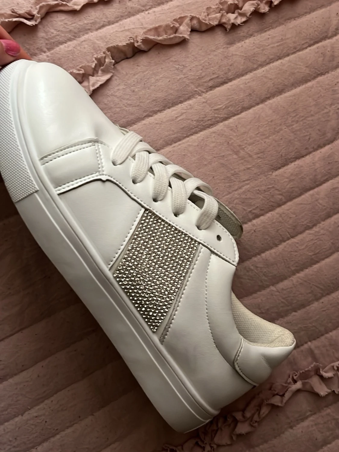 Vita sneakers med strassdetaljer OBS har en blå fläck se bilder !!! - 3