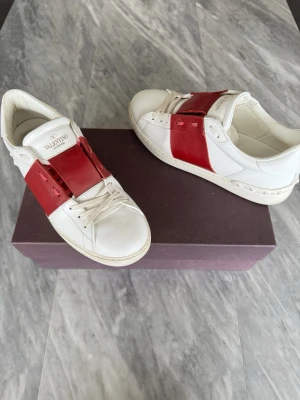 Valentino Open skor - Valentino Open skor - Använda fåtal gånger - Tillbehör: Valentino kort - Nypris: 6000kr - TrendWardrobe