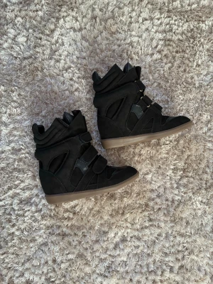 Isabel marant svarta  - Isabel marant skor i svart , äkta men har inget kvitto säljer dem åt min syrra!😊