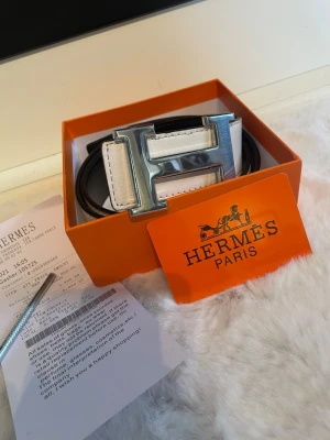 vit skinnbälte med H-spänne - Vitt bälte med h-spänne