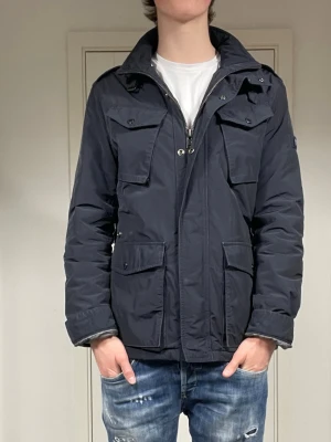 Woolrich Jacka  - säljer nu denna riktigt snygga woolrich jacka som är storlek M i EU storlek oxh S i USA storlek. jackan tillverkas ej längre så därav extra eftertraktad då en ej går att få tag på ny. nypris ligger på 6 000, skriv för fler bilder/frågor🙌🏼    