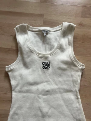 Loewe tanktop - Endast använd 2 gånger, som ny. Passar S och M.