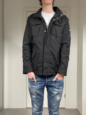 Woolrich Jacka  - säljer nu denna riktigt snygga woolrich jacka. jackan tillverkas ej längre så därav extra eftertraktad då en ej går att få tag på ny. nypris ligger på 6 000, skriv för fler bilder/frågor🙌🏼    