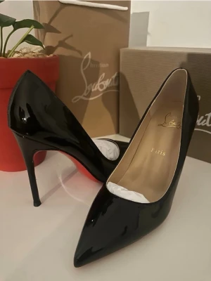 Christian Louboutin ”kate” - Säljer ett par klassiska svarta pumps från Christian Louboutin i glansigt lackläder. Skorna har spetsig tå, hög smal klack och den ikoniska röda sulan. Perfekta för dig som vill ha en elegant och tidlös look. Endast provade, de var tyvärr försmå för mig. 🥲