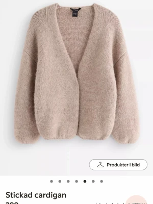 Lindex cardigan  - Mysig beige stickad cardigan från lindex i storlek xs/s den har ett litet hål där framme, skriv gärna för mer bilder! 