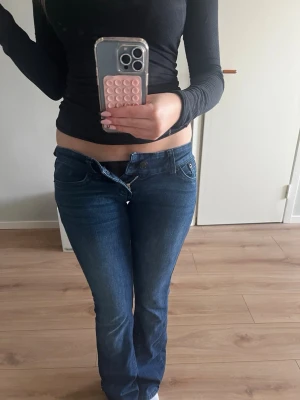 G Rise jeans - Säljer ett par mörkblå G Rise bootcut jeans med låg midja. Strlk S regular, skriv för detaljer. Nypris 1050kr