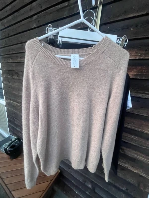 Beige stickad tröja från C.W. - Mysig beige stickad tröja från C.W. i storlek S. 