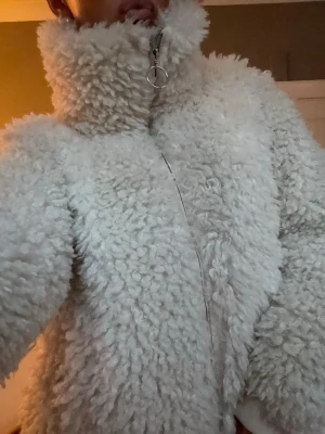Fluffig jacka - Supergullig och gosig krämvit fluffig jacka som är i väldigt bra skick🎀👒