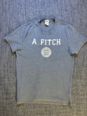 Abercrombie & Fitch T-shirt ~ vintage modell - Säljer en eftertraktad Abercrombie & fitch T-shirt i väldigt bra skick | storlek M (true size) och passar perfekt nu till våren. Kan även gå ner lite i pris vid snabb affär  Obs vid frågor tveka inte😊