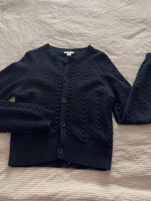 Marinblå kofta  - Säljer denna marinblåa kofta från Gina barnavdelning storlek 170 men passar mig som brukar bära S. Använd fåtalgånger. 