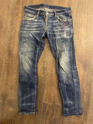 Dsquared Jeans - Säljer jättefina jeans i en bra kondition, ganska slitet på kanten av fickorna men det är det ända problemet☺️             KAN PRUTAS