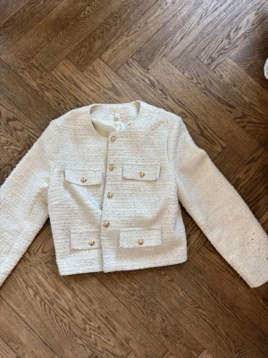 Vårjacka tweed - Säljer en fin vårjacka i tweed från HM. Storleken är L men har vanligtvis S så den är inte stor i storleken. Kan postas idag! Bra skick och inga tecken på användning🤍