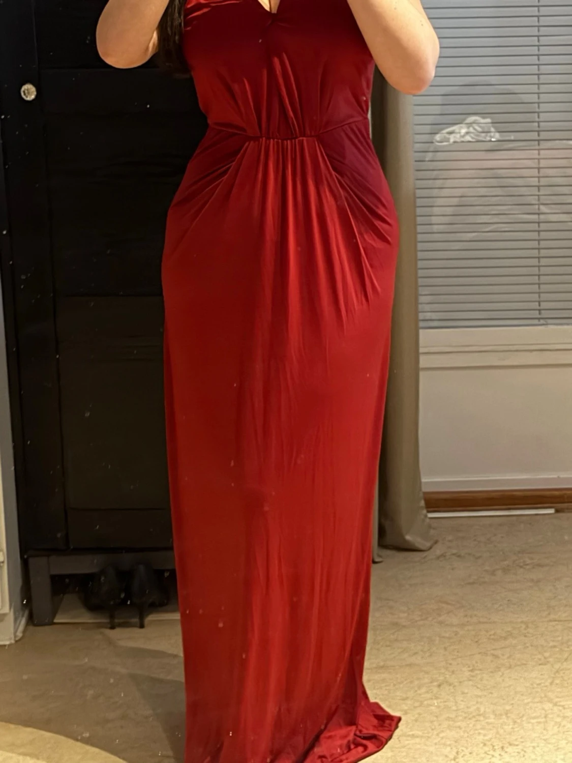 Vinröd långklänning med v-ringning - 1