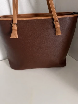 Brun tote handväska i konstläder - . För flera tydliga bilder skriv privat 