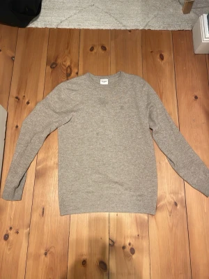 Beige stickad tröja från John Henroc - Säljer en beige 100% kashmirtröja från John Henric. Tröjan har rund halsringning, långa ärmar och en klassisk rak passform. Perfekt basplagg för lager på lager och enkel att matcha med olika outfits. Nypriset på detta plag är 2499kr