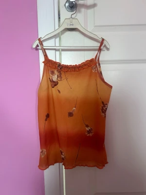 2000s linne - Snygg orange linnetopp med blommigt mönster och tunna axelband. Somrig vibe