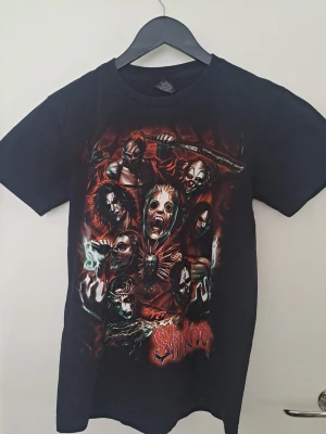 Slipknot svart band t-shirt - Svart t-shirt med Slipknot-tryck fram och bak. Hittar inga defekter. Tryck både fram och bak. 100% bomull. 🩷