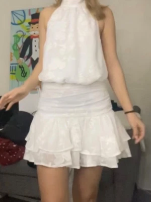 Vit omlott kortklänning med volang - Säljer den efterfrågade klänningen ”embroidery mini dress” från GinaTricot då jag hittat en annan klänning till studenten. Den är jättefin och har endast testat, så prislappen är kvar. Klänningen är i storlek 34. Har en liten sminkfläck vid insidan av kragen som fanns där när klänningen köptes, men de i kassan sa att det går bort i tvätten🤗  Priset kan diskuteras