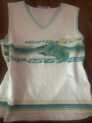 Sommartopp - Söt sommartopp. Köpt secondhand men aldrig använt själv💗🌺 