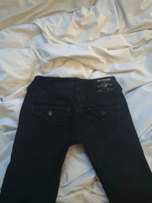 True religion jeans Joey flare  - Svarta true religion jeans i modellen Joey Flare i bra skick! Lågmidjade Storlek W25 
