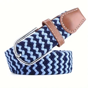 Flätat blått bälte med läderdetaljer - Snyggt flätat bälte i marinblått och ljusblått med bruna läderdetaljer vid spännet. Perfekt accessoar för att lyfta din outfit med en cool och modern touch. Metallspänne i silverfärg ger en stilren finish.