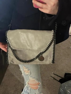 Kedjeväska  - Jättefin grå kedjeväska, vet ej vart den är ifrån. Aldrig använd. Pris kan alltid diskuteras!💕