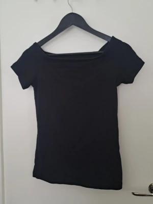 Svart topp - Svart topp med korta ärmar. Tror den är offshoulder. Väldigt skönt material. Hittar inga defekter 🩷