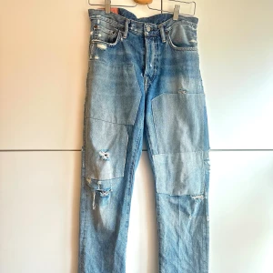 Acne studios jeans - Så coola jeans från acne studios. Modell 1997 vintage patch.  Modellen har slutningar och patches i olika färger💖 Storlek w27 l 32