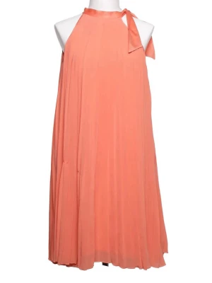 Klänning korall - Korall klänning köpt på Sellpy men den var tyvärr för stor. I bra skick men en tråd har dragits på framsidan. Jättenajs till sommaren när man är brun 