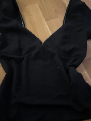 svart topp från newyorker - så snygg fest/somrig topp,skönt material men väldigt urringad 