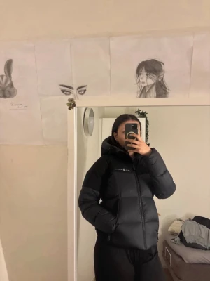 Svart pufferjacka från Peak Performance - Säljer den här snygga jackan i storlek S! Anledningen till varför jag säljer den är för att den inte passar mig mer och inte är min stil längre. det finns ett super litet hål i ärmen och behöver tvättas lite. originalpriset är 3200kr men säljer för 750