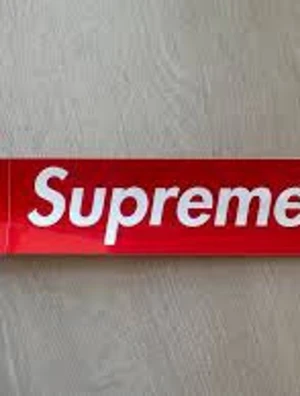 Supreme röd klistermärke - Säljer ett klassiskt Supreme klistermärke i rött med vit logotyp. Perfekt att sätta på laptop, skateboard eller mobilskal för att ge din stil en extra streetwear-touch.