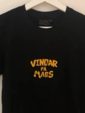 intressekoll! hov1 t-shirt - intressekoll på min hov1 t-shirt. aldrig använd. inte mina bilder! säljs inte längre