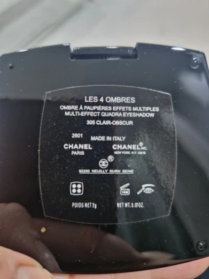 Chanel Les 4 Ombres ögonskuggspalett - Chanel Les 4 Ombres Multi-Effect Quadra Eyeshadow i nyansen 305 Clair-Obscur. Paletten innehåller fyra skimrande och matta ögonskuggor i jordnära toner: brun, guld, taupe och beige. Kommer i en elegant svart dosa med spegel och plats för applikator.