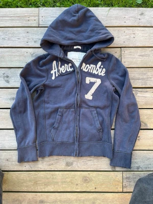 Abercrombie hoodie - Skön zip Hoodie av Abercrombie storlek M. Riktigt fint skick sköna slitningar 